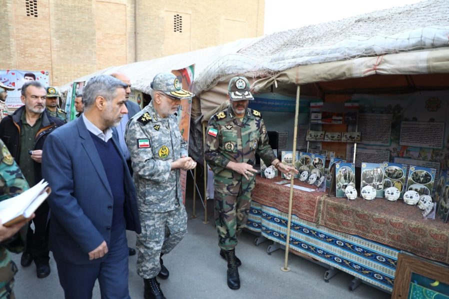 جانشین رئیس گروه مشاورین نظامی فرماندهی معظم کل قوا و رئیس هیئت معارف جنگ شهید سپهبد علی صیاد شیرازی امیر سرتیپ ناصر آراسته از نمایشگاه هئیت معارف جنگ دانشگاه افسری امام علی (ع) نزاجا بازدید نمودند: