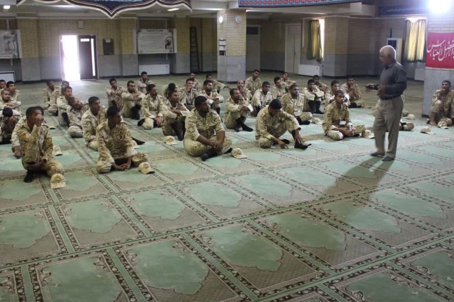 سخنرانی و روایتگری از سیره شهدا در جمع تعدادی از سربازان یگان جایگزینی تیپ ۱۸۸ مستقل زرهی زاهدان در مورخه ۱۴۰۴/۰۴/۱۱ توسط سرهنگ غلامحسین زرگر رئیس گروه معارف جنگ شهید سپهبد علی صیاد شیرازی استان سیستان و بلوچستان