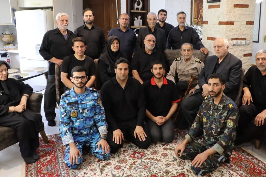 دیدار صمیمانه کارکنان هیئت معارف جنگ شهید سپهبد علی صیاد شیرازی با خانواده شهید نوروزی