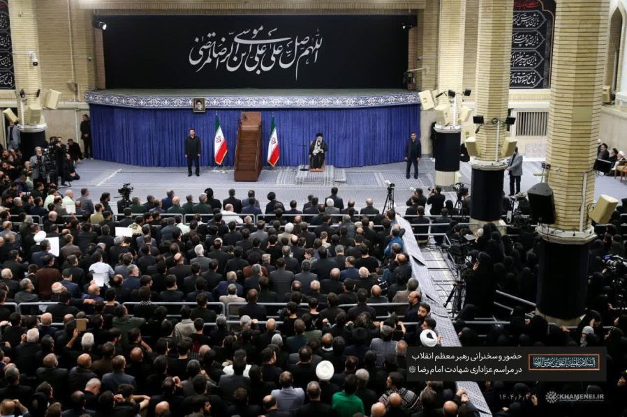 رهبر معظم انقلاب صبح امروز در مراسم عزاداری شهادت امام رضا علیه‌السلام در جمع اقشار مختلف مردم: سپر پولادین اتحاد مردم و مسئولان و نیروهای مسلح نباید خدشه دار شود